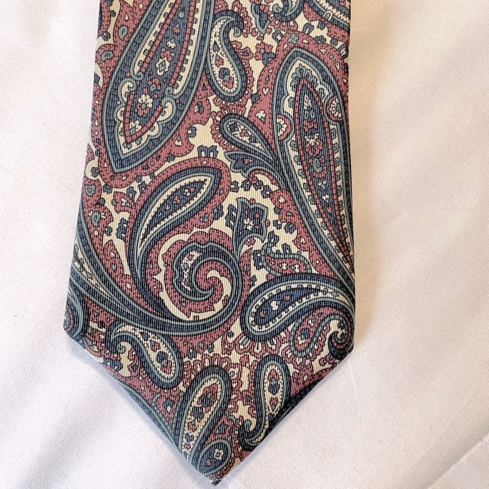Don Loper silk necktie-blue, pink, and cream colored paisley pattern🌻